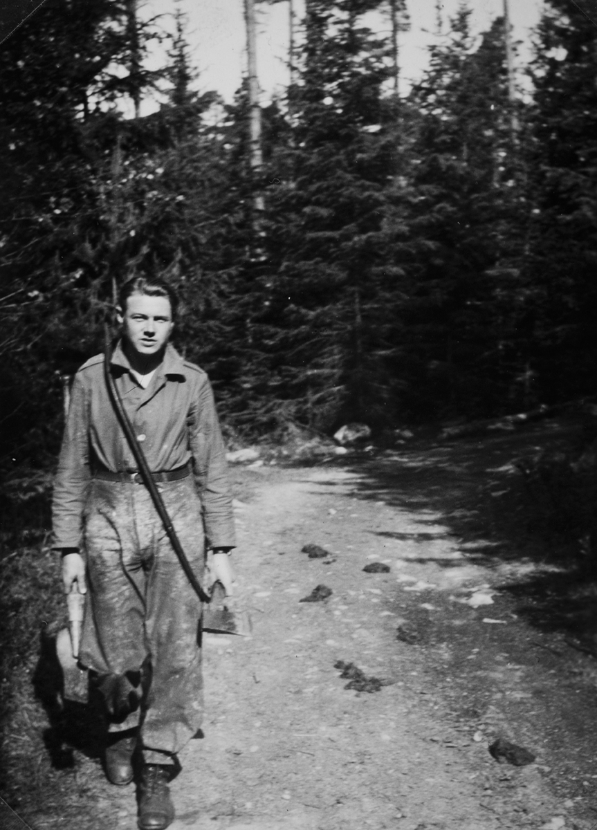 Ivar Martinsen, flyktning i Sverige under krigen. Her under vedhogst i Jarløsa, utenfor Uppsala.