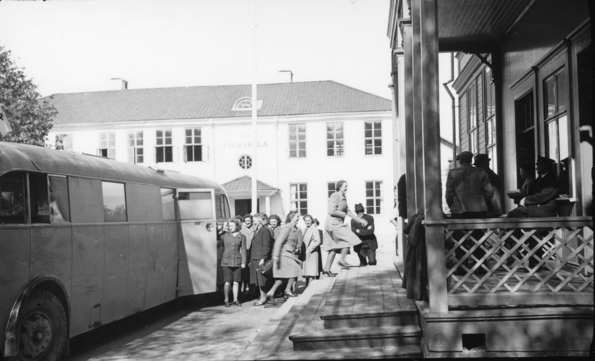 Kvinnor kliver av bussen, Edsbyn.