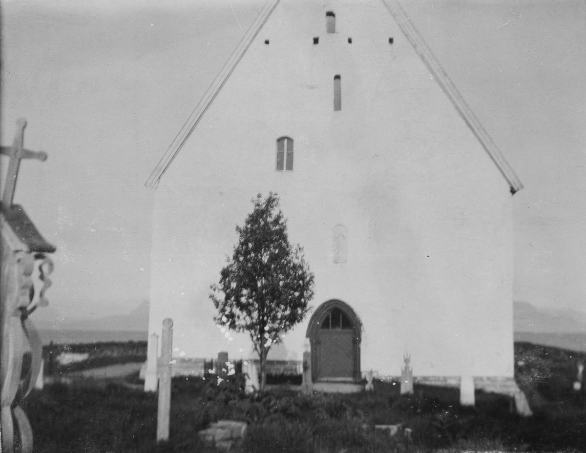 Vestfasaden til Trondeneskirka. Kors og gravsteiner i forgrunnen.