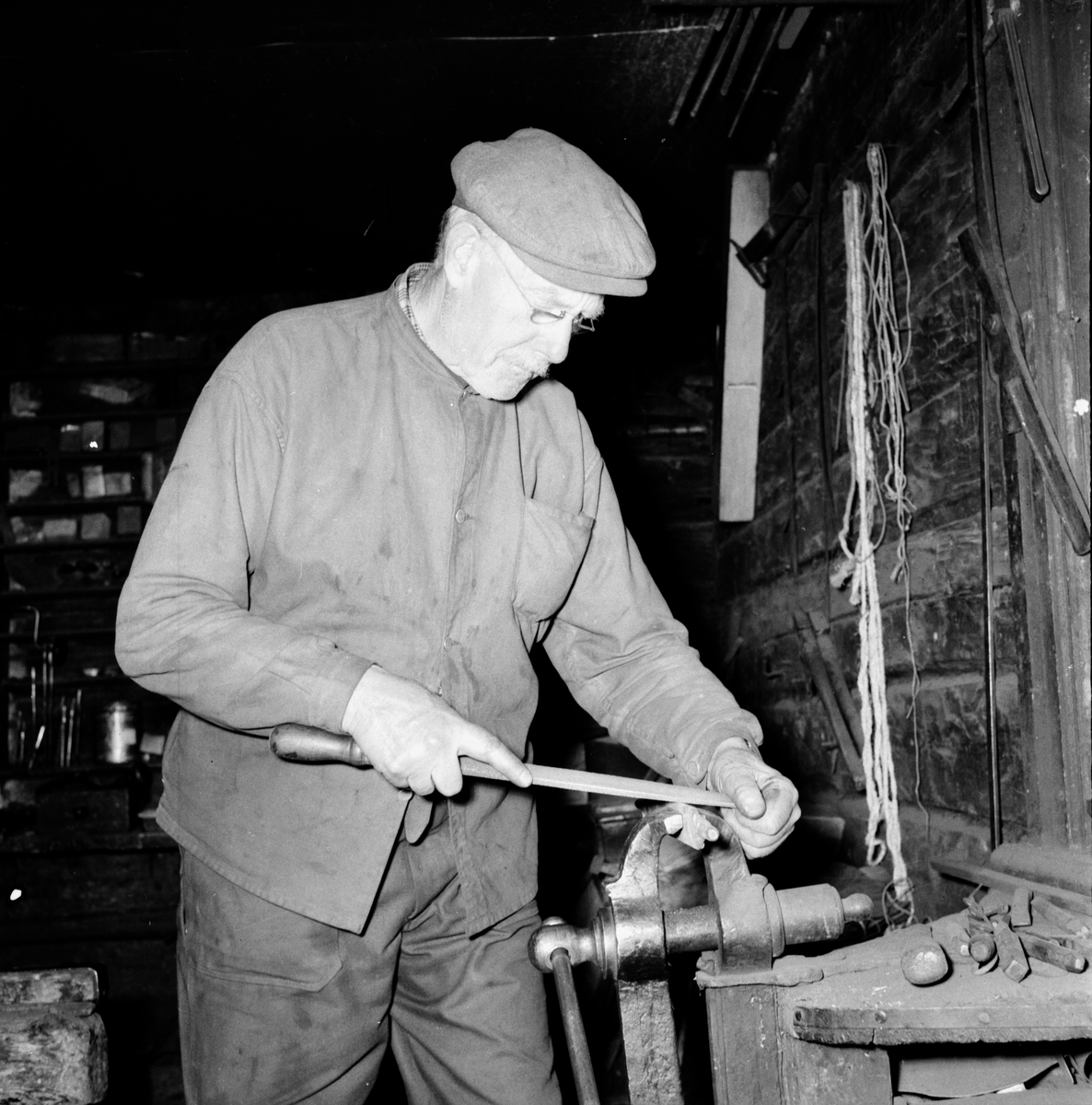 Professor John Granlund Nordiska museet.
Konstnär Olle Homman
Fru Inga-lill Granlund på expedition i Hälsingland.
Smedja i Alfta 20/6 1956