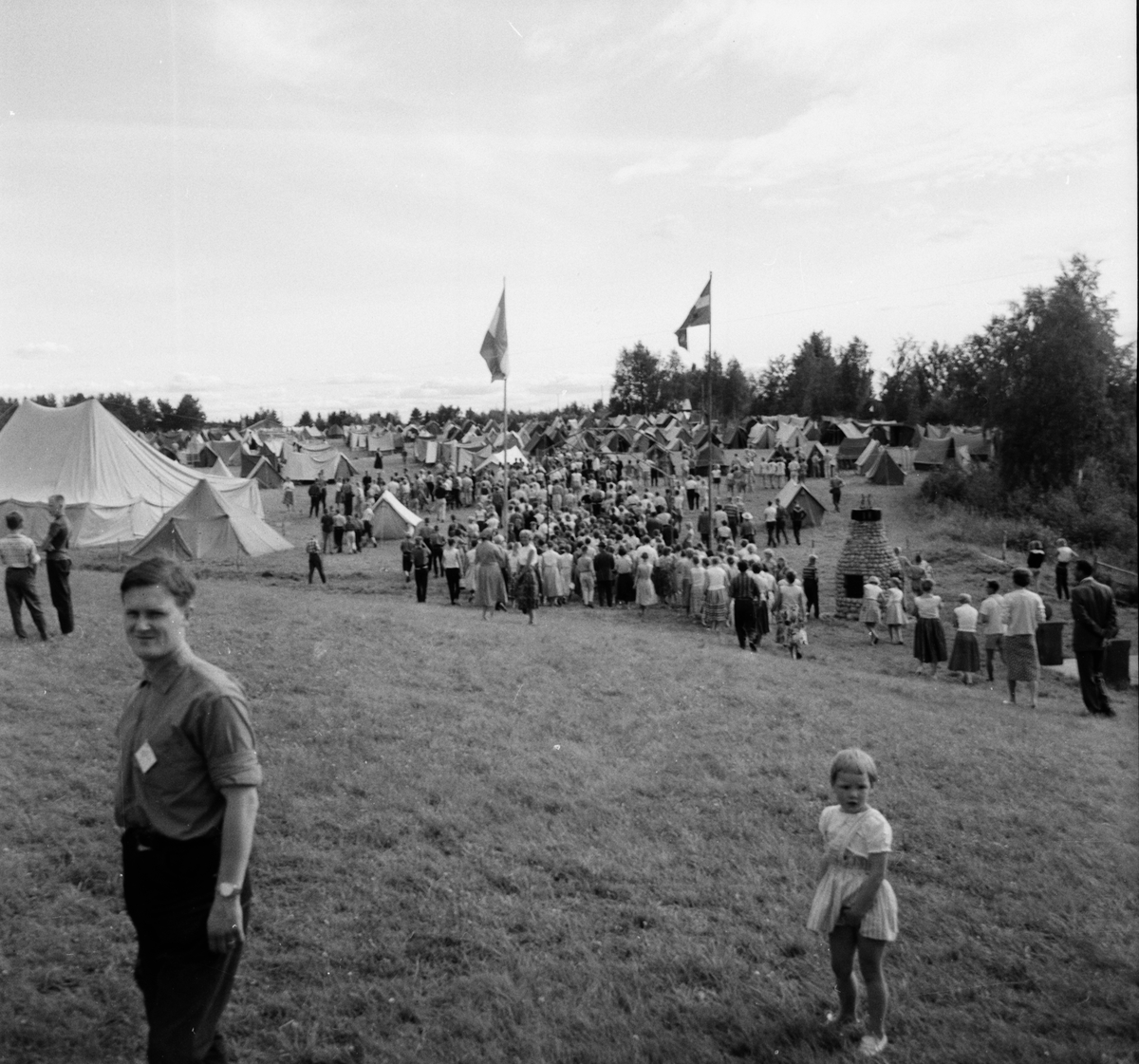 INCOJA-junior och scoutläger på Fagernäs sommaren 1958.
Det var på sin tid det största kristna ungdomsläger som hållits i Sverige med 2000 deltagare. Namnet INCOJA stod för de första bokstäverna i Indien, Congo, Japan. Folk från hela världen var samlade, till och med en färgad fanns med, det var inte vanligt att se färgade i Sverige på den tiden. Emil Mörk var den som hade ansvaret för platsen och han hade tagit kommunen, försvaret och skogsbolagen till hjälp. Alla ställde upp. Lägret blev en succé.
Fagernäs augusti 1958.