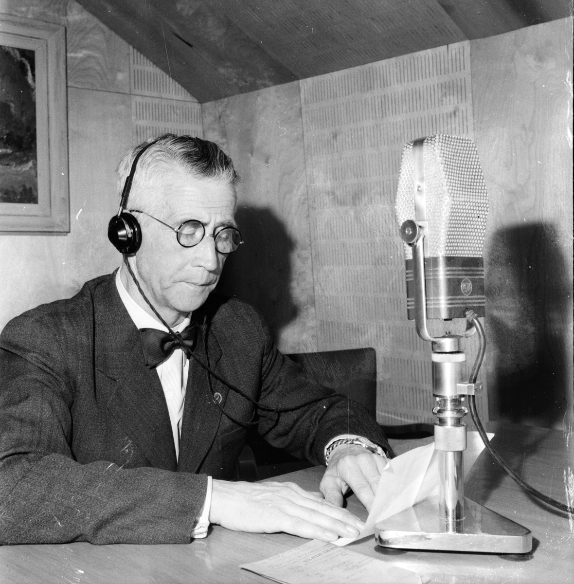 Söderlund Ragnar,
Vid mikrofon,
1 Juni 1956