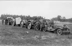 Kapten Rudberg i främsta bilen, artilleritraktor m 28 f, 7,5 cm lv - kanon m 30 och inlejd lastbil. På lastbilsflaket Tage Södergren.