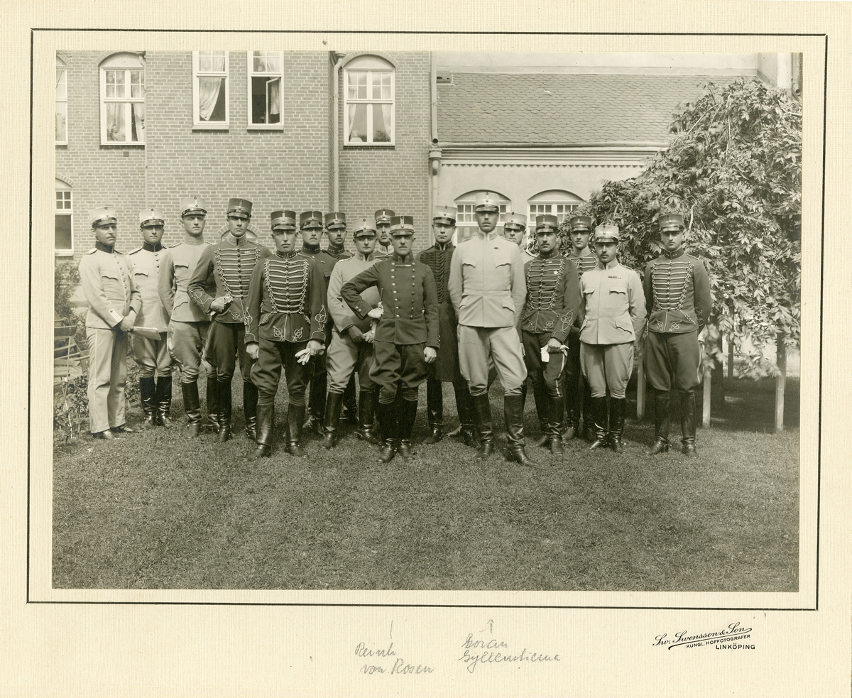 Grupp av officerare med major Göran Gyllenstierna och generallöjtnant Reinhold Gustaf Edvard Moore von Rosen.