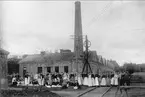 Karlsborg Vanäsverken. Personal fotograferade utanför fabriken omkr år 1905.