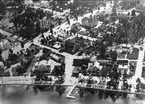 Karlsborg, flygfoto över Strandvägen, Mellangatan, Kungsgatan m.m. Åsenstugan som flyttades till Åsen 1952 låg på Mellangatan, se förstorad kopia i kuvert. Kortet finns ej på museet.