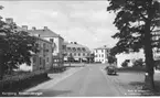 Karlsborg, Strandvägen. Kortet är taget omkr 1950. Centrumhuset till vänster var färdigbyggt år 1946. Endast neg finns.