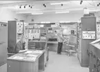 Karlsborg, Kråks radiostation, interiör från 1964. Erik Eriksson vid frekvensmätningen och Sture Gunnarsson sändarvakt. Endast neg finns.