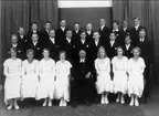 Karlsborg, konfirmation år 1934, kyrkoherde Särner. I första raden från vänster som nr 1 Inga-Lill Pettersson, nr 6 Ann-Britt Lövholm, nr 7 Gun-Britt Johansson. Andra raden från höger som nr 2 Karl-Erik Ekblad. Tredje raden från vänster som nr 2 Seth Sjöberg. Gåva av Ingegerd Dagheden, Ringvägen 12, Karlsborg.