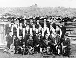 Vingelen leikarring med musikere, blant annet Egil Storbække