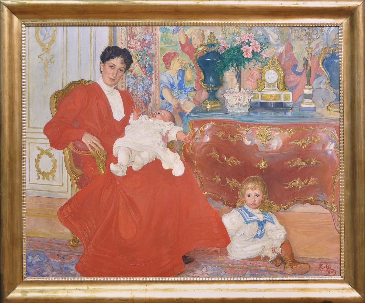 Porträtt, oljemålning på duk, "Fru Dora Lamm och hennes två äldsta söner" av Carl Larsson.
Fru Lamm (född Upmark) avbildas snett framifrån i helfigur, sittande i en rokokostol. Hon är klädd i röd dräkt med vitt krås. I knäet håller hon sin yngste son i vit babydräkt, och på golvet vid hennes fötter sitter den äldsta sonen iklädd vita kläder med blå sjömanskrage; han har i v. hand ett leksaksfår. Bakom sistnämnde pojke står en röd rokokobyrå med urnor, kandelabrar, blomkruka och bordspendyl. Fonden utgöres av en vägg med gobeläng med figurscener och panelning i gustaviansk stil. 
Bred förgylld ram med hopplist.