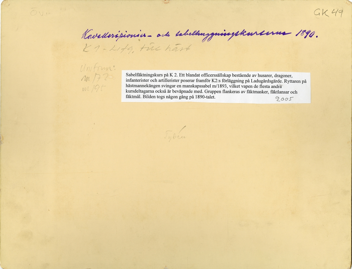 Officerssällskap bestående av husarer, dragoner, infanterister och artillerister poserar framför K2:s förläggning på Ladugårdsgärde under sabelfäktningskurs 1890.