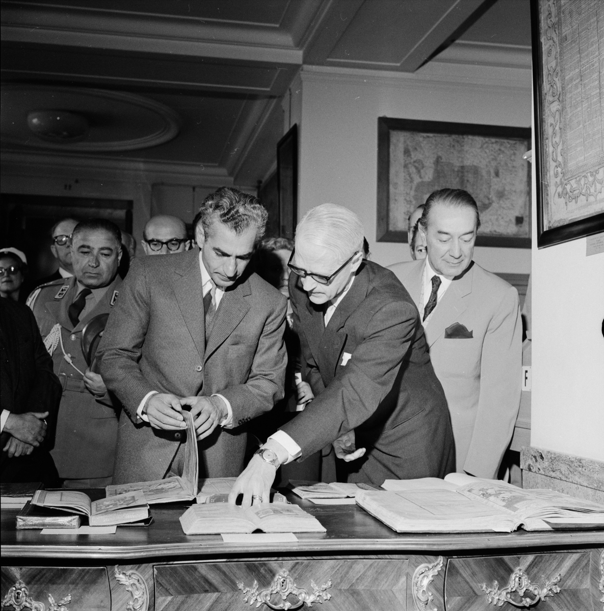 Överbibliotekarie Tönnes Kleberg visar samlingar för Shahen av Persien på besök, Uppsala 1960