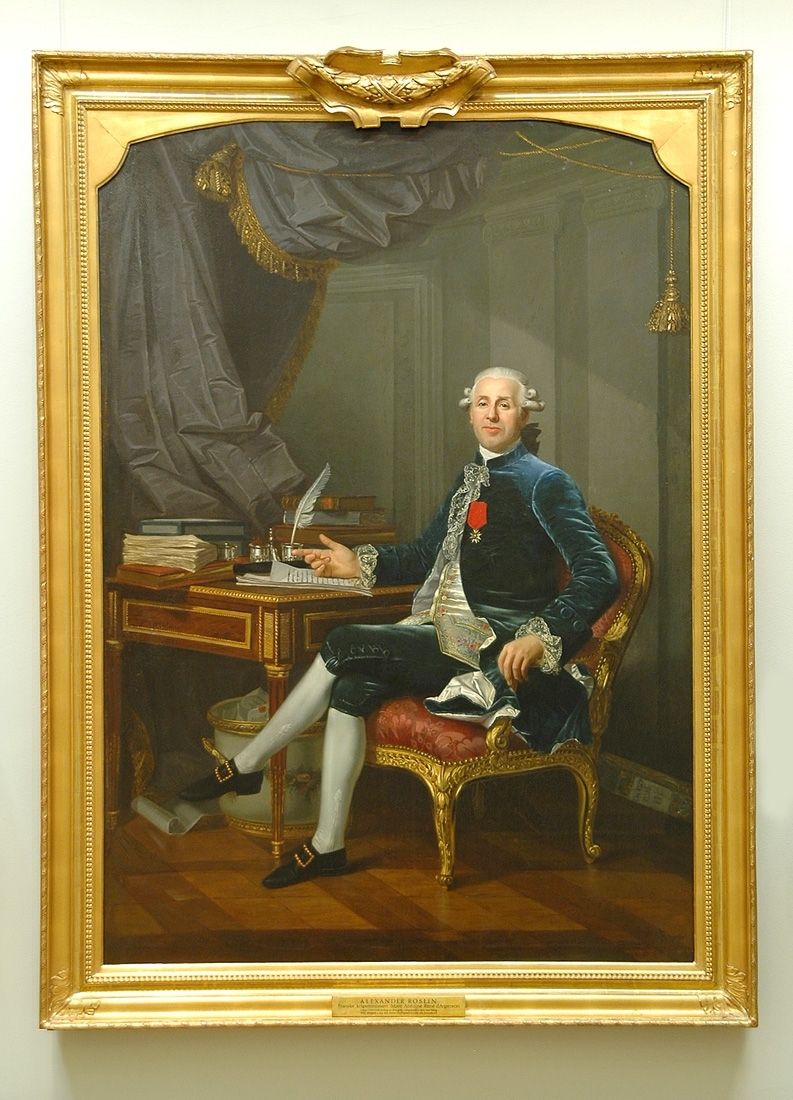 Porträttmålning på duk av greve Marc Antoine René d'Argenson av Alexander Roslin. Daterad till omkr. 1780. d´Argenson var under en kort tid fransk krigsminister, men är här avbildad i sin roll som känd boksamlare. Hans bibliotek ingår idag i Arsenalsbiblioteket i Paris.
Helfigursporträtt. Ministern avbildas sittande vid ett skrivbord med högra handen vilande på skrivbordet och den vänstra mot rokokostolens amstöd. Vit peruk. Djupgrönblå sammetsdräkt med vit spets i hals och kring handleder. Ordenstecken med rött band (senare ditmålat). Vit sidenväst med broderier i blommönster. Vita strumpor och svarta skor med guldspännen. På skrivbordet böcker och skrivdon i silver. Under skrivbordet vit papperskorg med målad blomdekor. Fond: gåviolett draperi med guldfransar och guldtofs, grå joniska pilastrar och del av dörr.
Förgylld ram, bredd 15 cm. Målningen är dubblerad. Eventuell signatur på baksidan på originalduken. Ej signerad på framsidan.