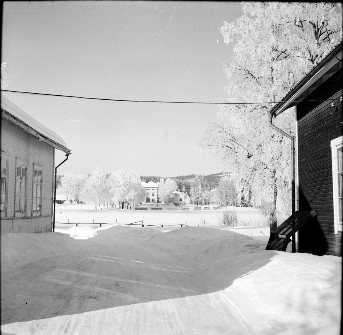 Bilden är taget på gården där P W Häger bodde, "Hägersta" (Gamla kyrkbyskolan), i bakgrunden prästgården, Arbrå.