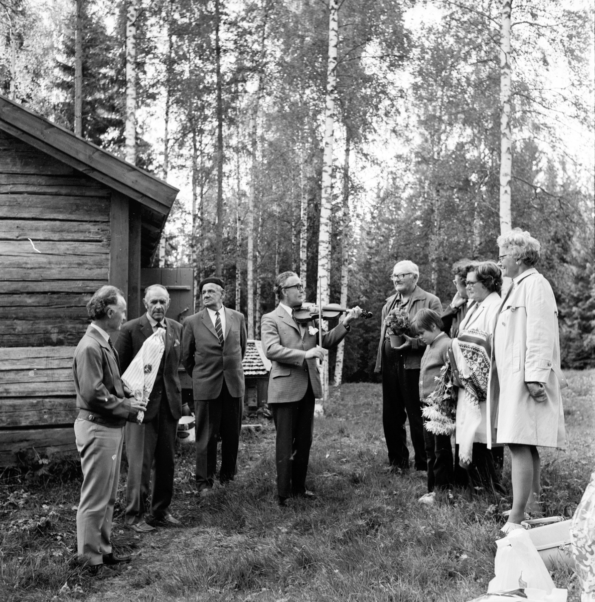 Arbrå, Änga-Nybo, i juni 1971. Fiolspelare Birger Näslund.