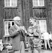 Träslottet,
Prof Carl Malmsten med fru på besök,
1 Augusti 1966