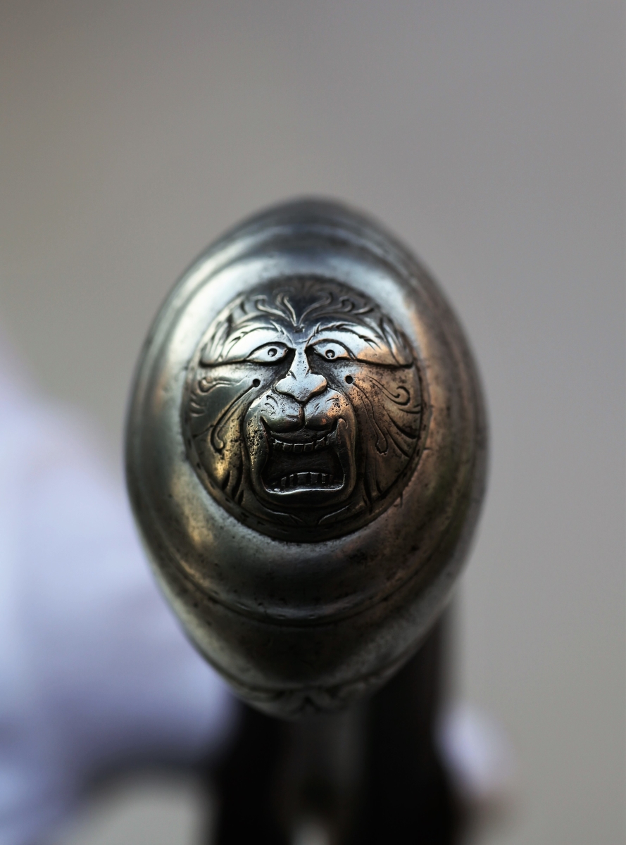 I hanen sitter et stykke flint. Pistolen er i god stand. Den er lik pistol TM-00969.