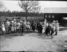 Skolbarn och lärarinna Edit Gustafsson samlade på gårdsplanen, Kelinge skola, Valö, Uppland