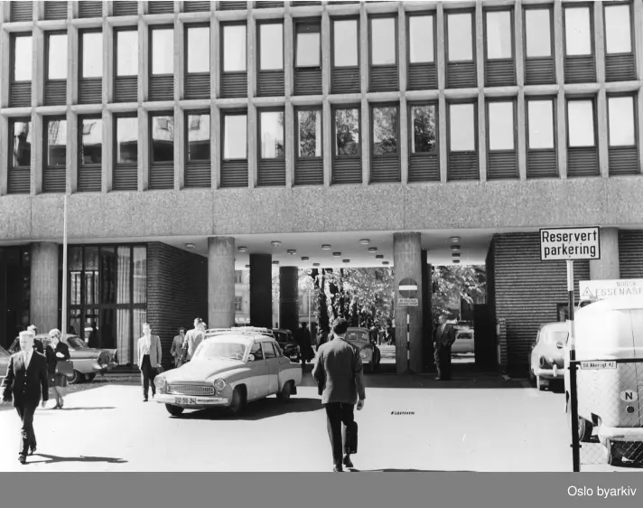 Trafikken rundt Regjeringsbygningen. Bilen midt i bildet er en østtysk Wartburg.