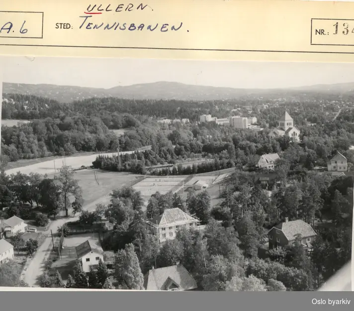 Blokkajordet med tennisbaner. Furulundveien 14 restaureres.Tyribakken, Furulundsveien, Blokkaveien. Ullern kirke og kirkegård. Radiumhospitalet. (Flyfoto)