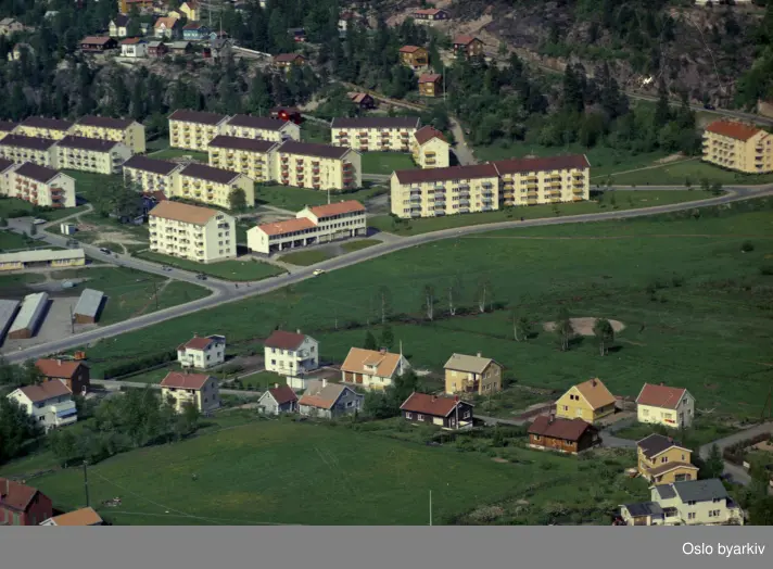 Villabebyggelse og boligblokker på Kjelsås, Arilds vei. I bakgrunnen boligblokker på Myrer, Myrerskogveien og Nordstjerneveien. (Flyfoto)