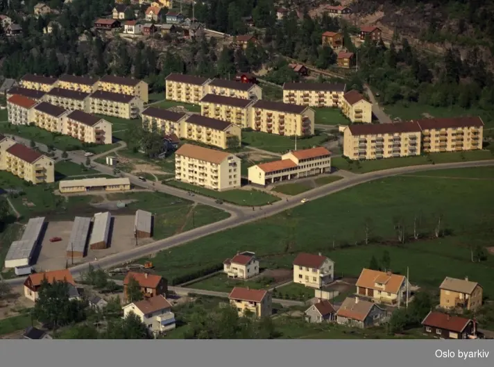 Villabebyggelse og boligblokker på Kjelsås, Arilds vei. I bakgrunnen boligblokker på Myrer, Myrerskogveien og Nordstjerneveien. (Flyfoto)