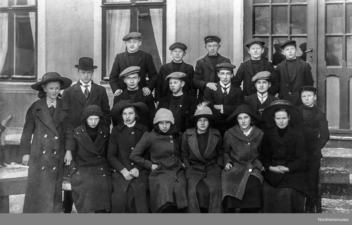 Foto fra Middelskolen, trolig i Kristiansund, datert til 1914. På bildet ser vi stående til venstre: Laura Rise. Sittende til venstre: Karen Rosbach. Sittende nr 4 fra venstre: Astri Tøvik, Sittende nr 5 fra venstre Anna Todal Lossius og stående fra venstre: Henrik Rossbach. Fra Nordmøre museums fotosamlinger.