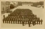 Grupporträtt av Infanterivolontärskolan Karlsborg år 1893-1894.