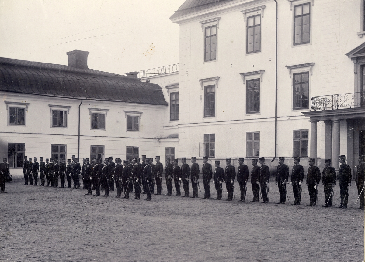 Infanteriets skjutskola uppställd på gården framför Rosersbergs slottet, 1900.