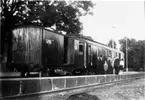 Motorvagn 15 med resgodsvagn F53 i Tidaholm 1927.