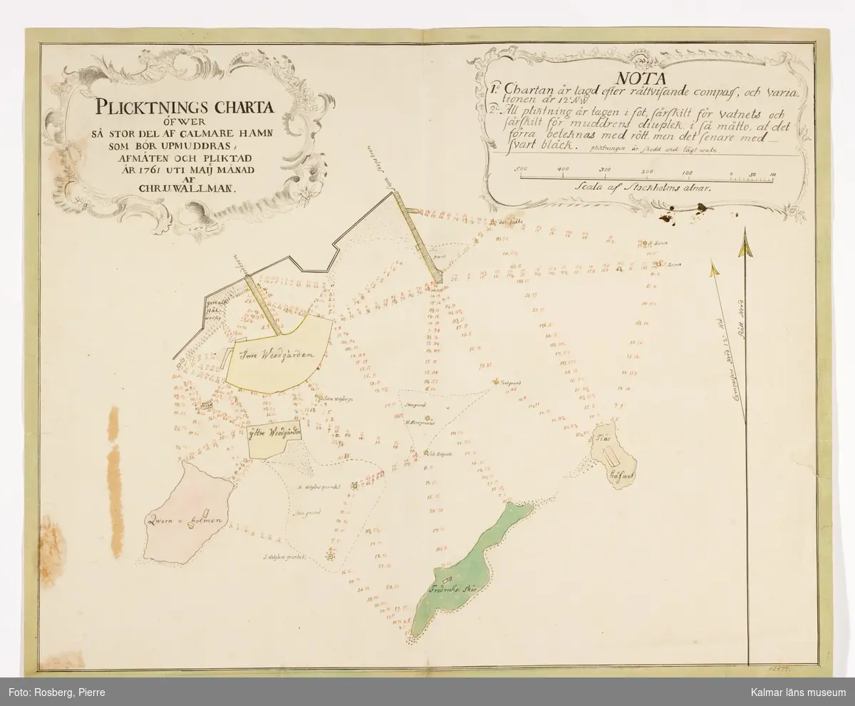 KLM 12577. Karta. Av papper, kolorerad. Handritad välbevarad karta över Kalmar hamn som den såg ut 1761. Namngivna öar är Qwarn-holmen, Yttre Weedgården, Inre Weedgården, Fredrichs skär och Tiärhåfwet. Textfält i övre hörnen med rokokoinramningar. Text i vänster övre hörn: Plicktnings Charta öfwer så stor del af Calmare hamn som bör upmuddras, afmäten och pliktad år 1761 uti maij månad af Chr.U Wallman. Text i höger övre hörn: NOTA 1. Chartan är lagd efter rättvisande compass, och variationen är 12 NW. 2. All pliktning är tagen i fot, särskilt för vatnets och särskilt för muddrens diuplek, i så måtto, at det förra betecknas med rött men det senare med svart bläck. Pliktningen är skedd wid lågt watn. Skala i Stockholms alnar. Datering: 1761. Tillverkare: CHR U Wallman.