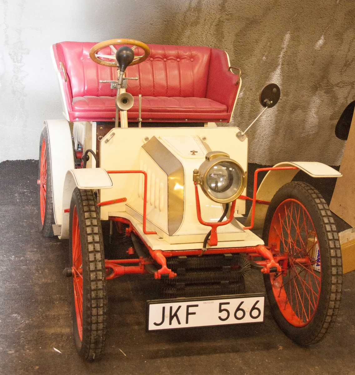 Tvåsitsig personbil. Fordonet var ursprungligen en Quadricycle av fabrikat De Dion årgång 1898. Karossen är påbyggd av tillverkaren Bailleau. Brittisk registreringsskylt AC494. JKF566 i bilregistret.
Tillbehör: Vev och diverse lösa delar(50st)