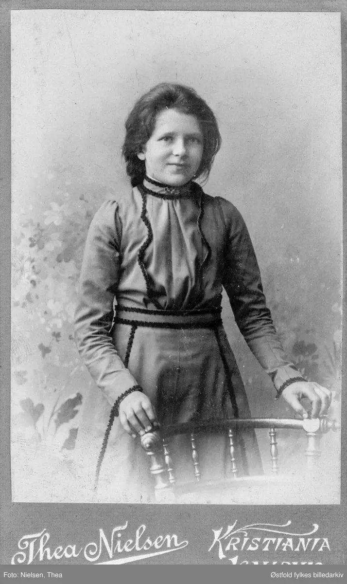 Portrett tatt i atelier av ukjent kvinne, ,visittkort, ca. 1890- 1896.