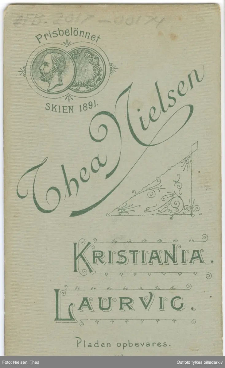 Portrett tatt i atelier av ukjent kvinne, ,visittkort, ca. 1890- 1896.