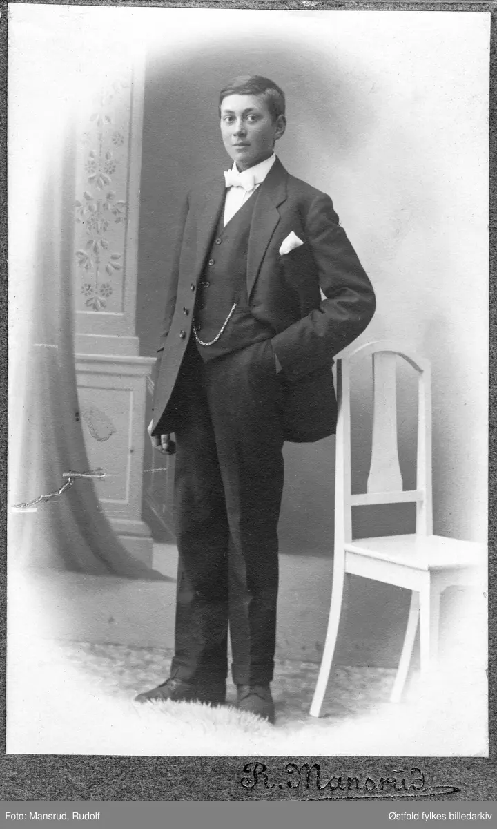 Portrett i atelier av ukjent gutt, visittkort, ca. 1910- 1935.