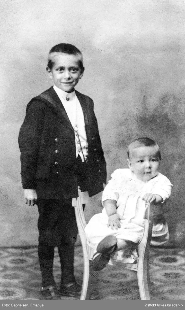 Portrett i atelier, av ukjent jente og gutt,visittkort, ca. 1900- 1910.