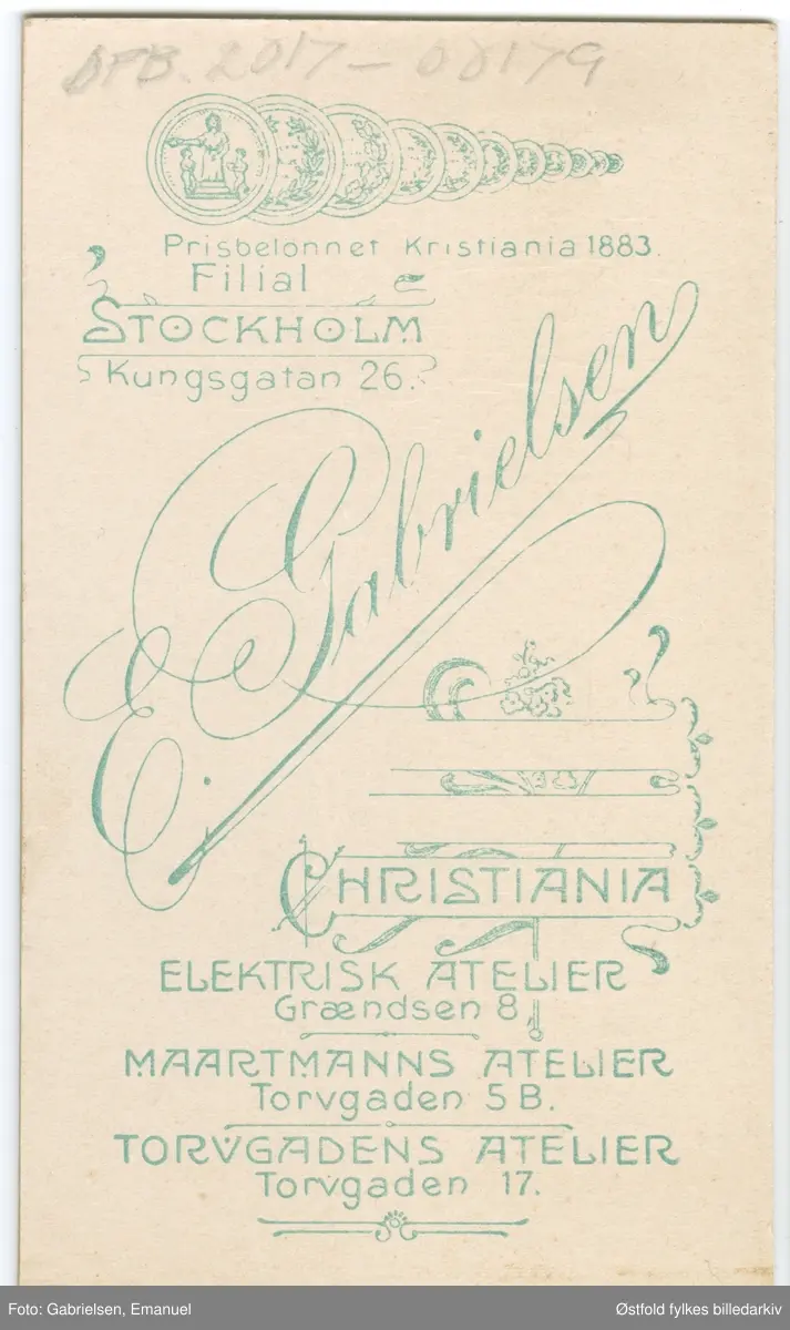 Portrett i atelier, av ukjent jente og gutt,visittkort, ca. 1900- 1910.