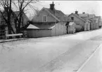 Karlsborg. Gamla Rödesundsbebyggelsen utmed Storgatan vid Strömbron. Till vänster, delvis skymd 