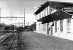 Karlsborg, Storgatan. Järnvägsstationen fotograferat från spårsidan. Fotot från 1990-talet. Kortet finns ej på museet.