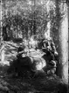 Sara, Irma och Josef på picknick i skogen, Östhammar, Uppland