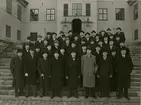 Grupporträtt av kursdeltagare 1899 samlade till firandet av 50-årsminnet av officersexamen, Karlberg 1949.