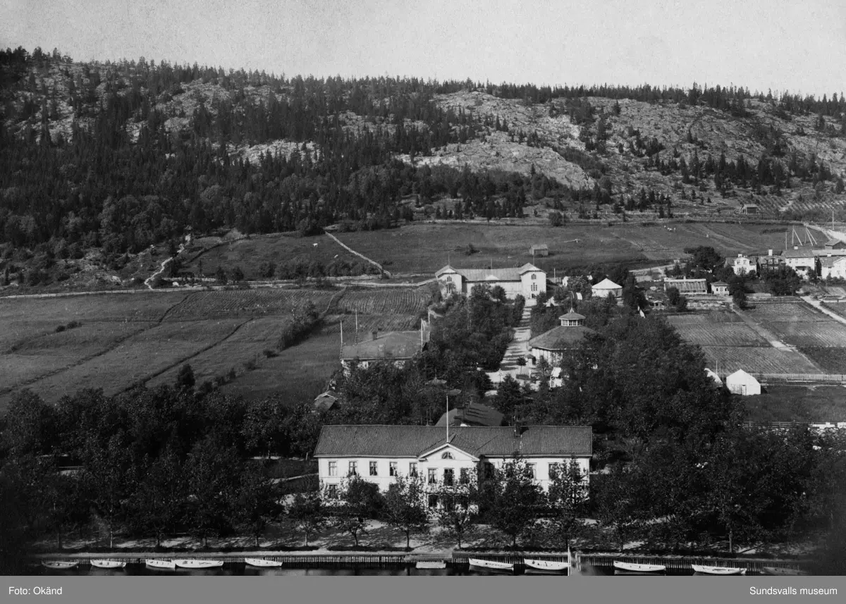 Vattenkuranstalten i förgrunden. Rullans park, utvärdshus, teater och cirkushus.