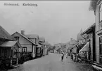 Karlsborg gamla Rödesund, Storgatan sett från Strömbron. Fotot är taget i början av 1900-talet. Se bilaga om bebyggelsen i Rödesund. Kortet är från K-A Hanssons album. Neg finns.