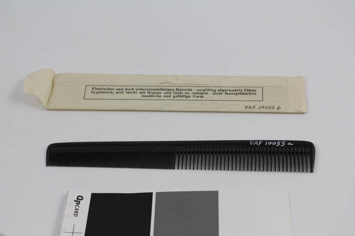 Kam (a) i original papirpose (b). Den ene halvparten fintannet, den andre grovere. Kammen smalner litt mot den fintannede delen. Papirpose av ett stykke papir med trykket tekst (se foto).