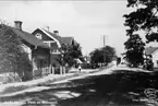 Karlsborg, Strandvägen mot Rödesund i början på 1930-talet. Längst bort ses Gästgivaregården och Palmqvistska villan. Närmast till vänster är Klingvalls. Kortet är från K-A Hanssons album.