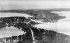 Karlsborg, flygfoto över Kanalholmen och vägen mot Hanken. Gamla vägen från Norra Skogen som numera är cykel- och gångväg. Fotot taget omkr 1935. Kortet är från Karl-Axel Hanssons album.