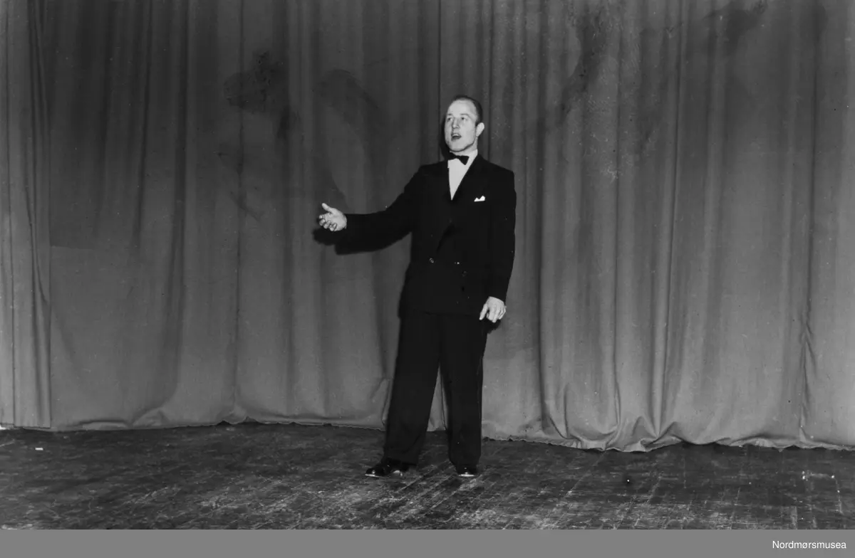 Sanger, mann. Diverse revyfotos fra en oppsetting i Festiviteten i Kristiansund. Datering er usikkert, men muligens på 1950-tallet. Giver er Ove Borøchstein. Fra Nordmøre museums fotosamlinger.