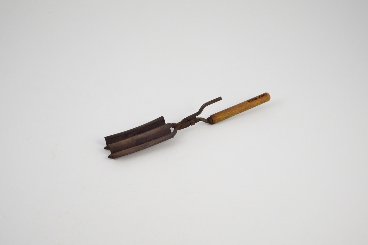 Form: 2 håndtak, to tenger med spor i hverandre.
