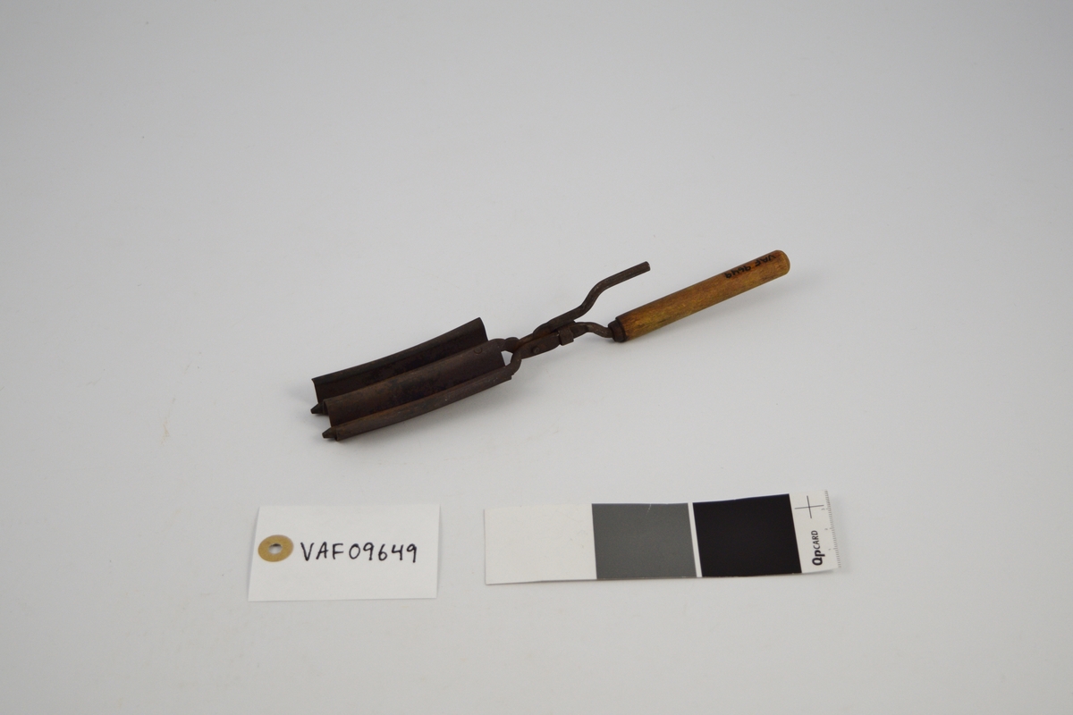 Form: 2 håndtak, to tenger med spor i hverandre.
